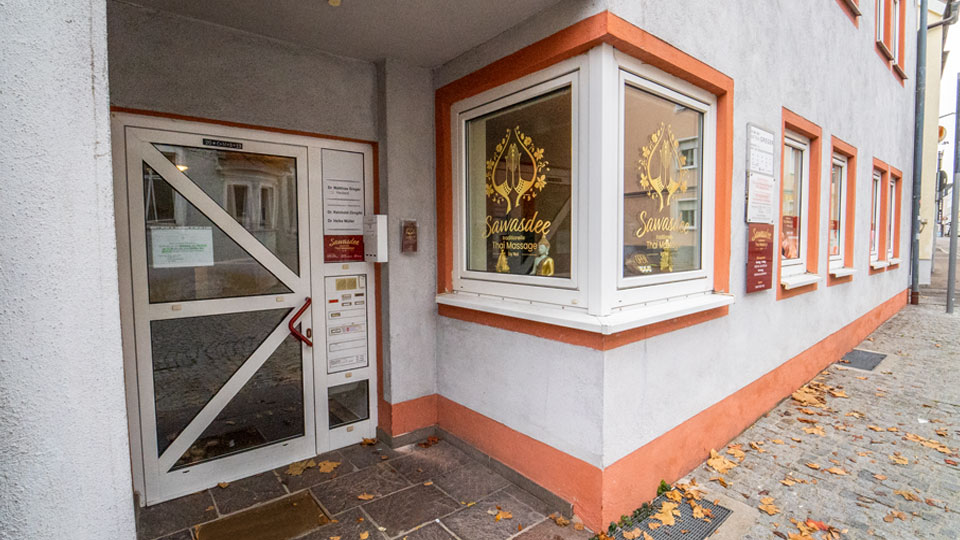 Foto der Eingangstür der Sawasdee Thai Massage in Schwandorf